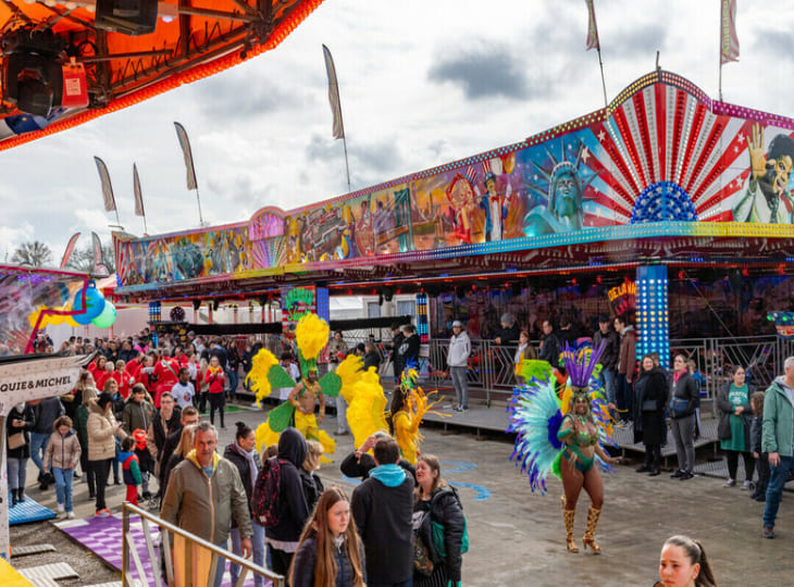 Ambiance festive et stands colorés à la Foire aux Manèges de Lille sur le Champ de Mars.