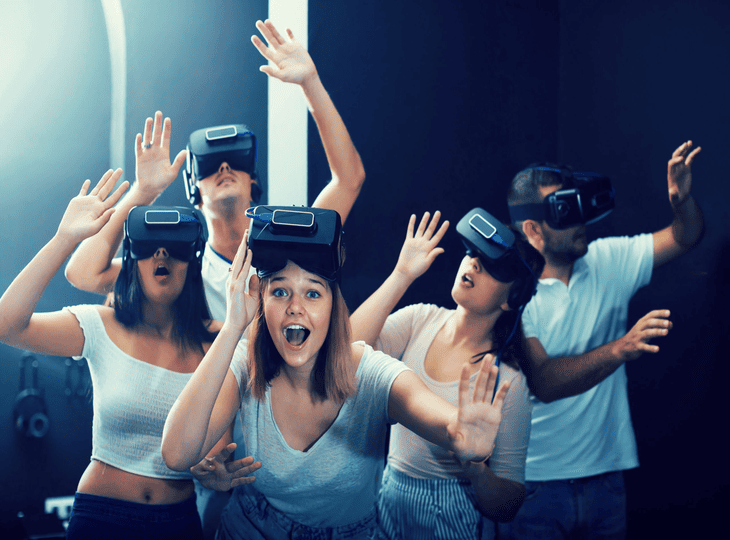 Groupe d'amis d'adolescents avec casques VR vivant une expérience de réalité virtuelle chez Virtual Room Lille.