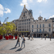 La Grand Place de Lille, cœur historique de la ville sous le soleil.