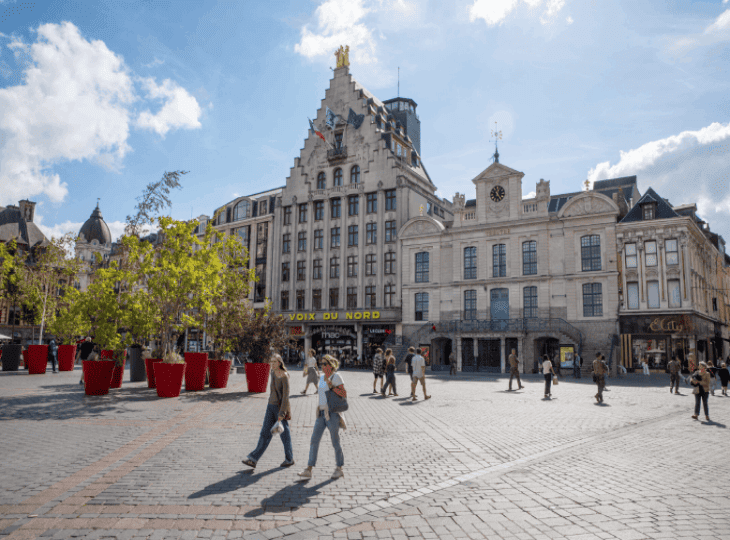 La Grand Place de Lille, cœur historique de la ville sous le soleil.