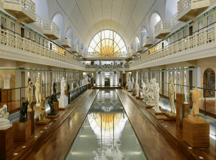 Bassin central et statues du musée La Piscine à Roubaix, une sortie culturelle incontournable près de Lille.