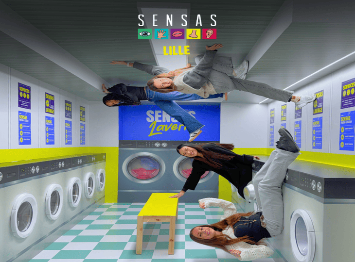 Expérience sensorielle ludique chez Sensas Lille, parcours de défis dans une pièce renversée pour toute la famille.