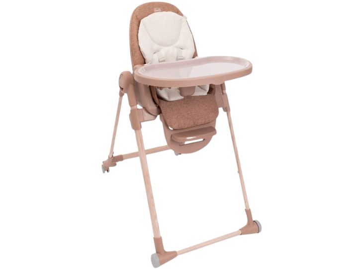 Chaise haute polyvalente Chicco Polly Armonia de couleur marron et beige avec tablette amovible et roulettes sur les pieds.