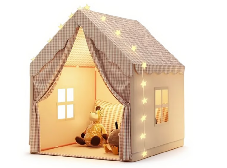 Tente de jeu enfants beige avec deux fenêtres latérales, des rideaux amovibles et une guirlande étoile lumineuse.