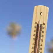temperature qui affiche une canicule dure à supporter pour les enfants