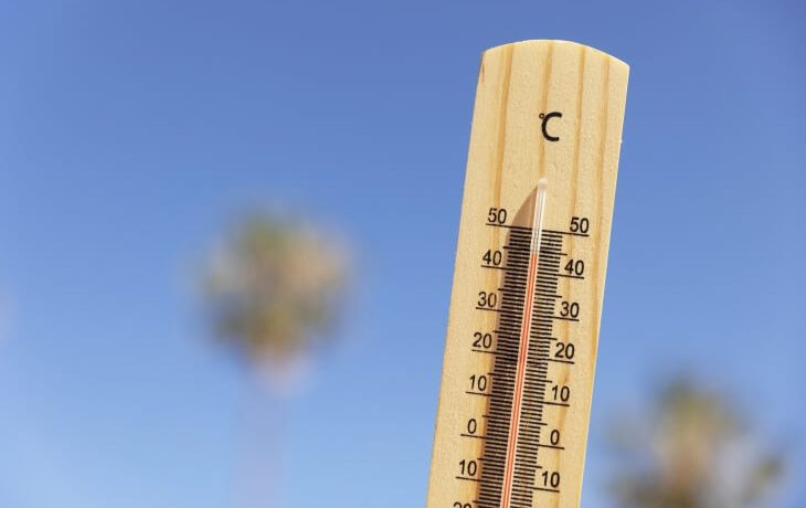 temperature qui affiche une canicule dure à supporter pour les enfants