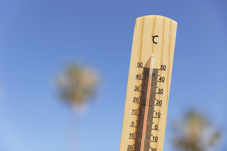 thermomètre qui affiche la canicule difficile à supporter pour les enfants