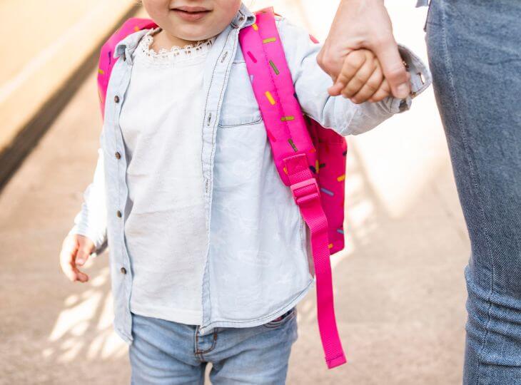 enfant appreuré qui va à l'école avec sa maman
