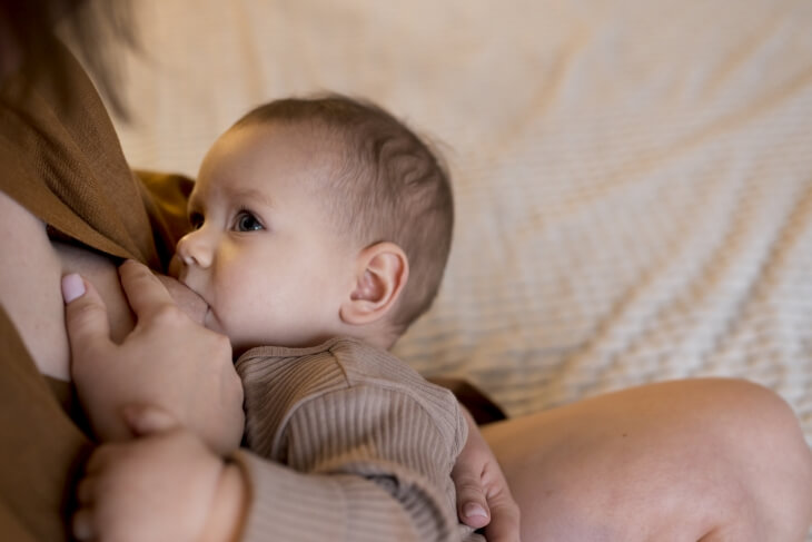 séance d'allaitement avec bébé et maman